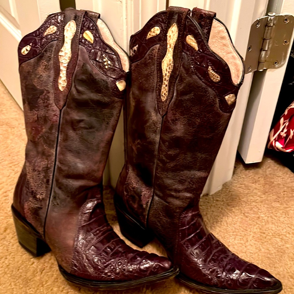 Purple Leather gator cowboy boots gently used